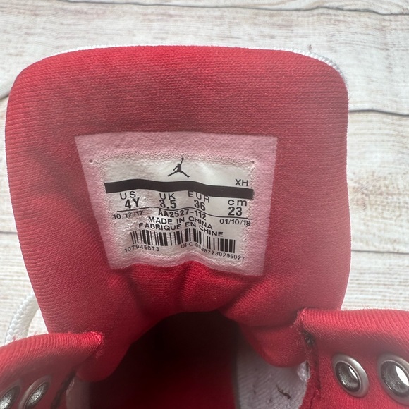 Jordan Flight Legend White Gym Red Black
AA2527-112 size 4Y - Picture 8 of 8